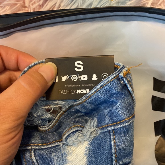 Fashion nova barely there high rise denim shorts - Picture 4 of 7